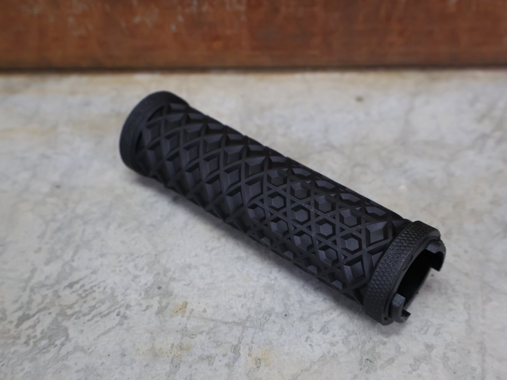 Griffe und Lenkerbänder von Odi, ODI VANS LOCK - ON GRIPS 130 MM BLACK/WHITE – D30VNB - BC vor USEDBIKES - OB.DE Hintergrund