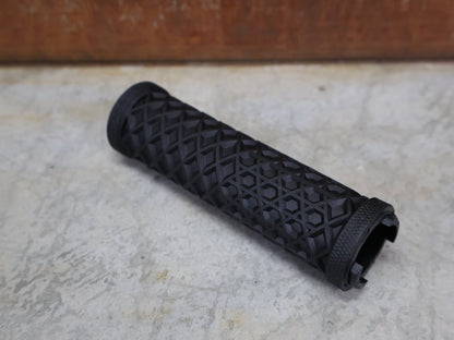 Griffe und Lenkerbänder von Odi, ODI VANS LOCK - ON GRIPS 130 MM BLACK/WHITE – D30VNB - BC vor USEDBIKES - OB.DE Hintergrund