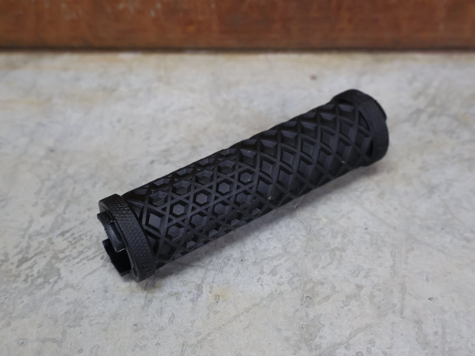 Griffe und Lenkerbänder von Odi, ODI VANS LOCK - ON GRIPS 130 MM BLACK/WHITE – D30VNB - BC vor USEDBIKES - OB.DE Hintergrund