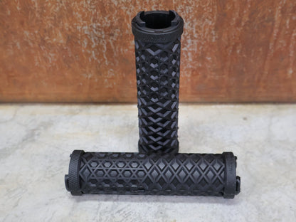 Griffe und Lenkerbänder von Odi, ODI VANS LOCK - ON GRIPS 130 MM BLACK/WHITE – D30VNB - BC vor USEDBIKES - OB.DE Hintergrund
