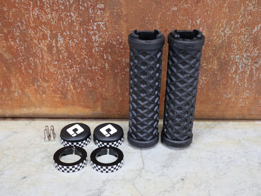 Griffe und Lenkerbänder von Odi, ODI VANS LOCK - ON GRIPS 130 MM BLACK/WHITE – D30VNB - BC vor USEDBIKES - OB.DE Hintergrund