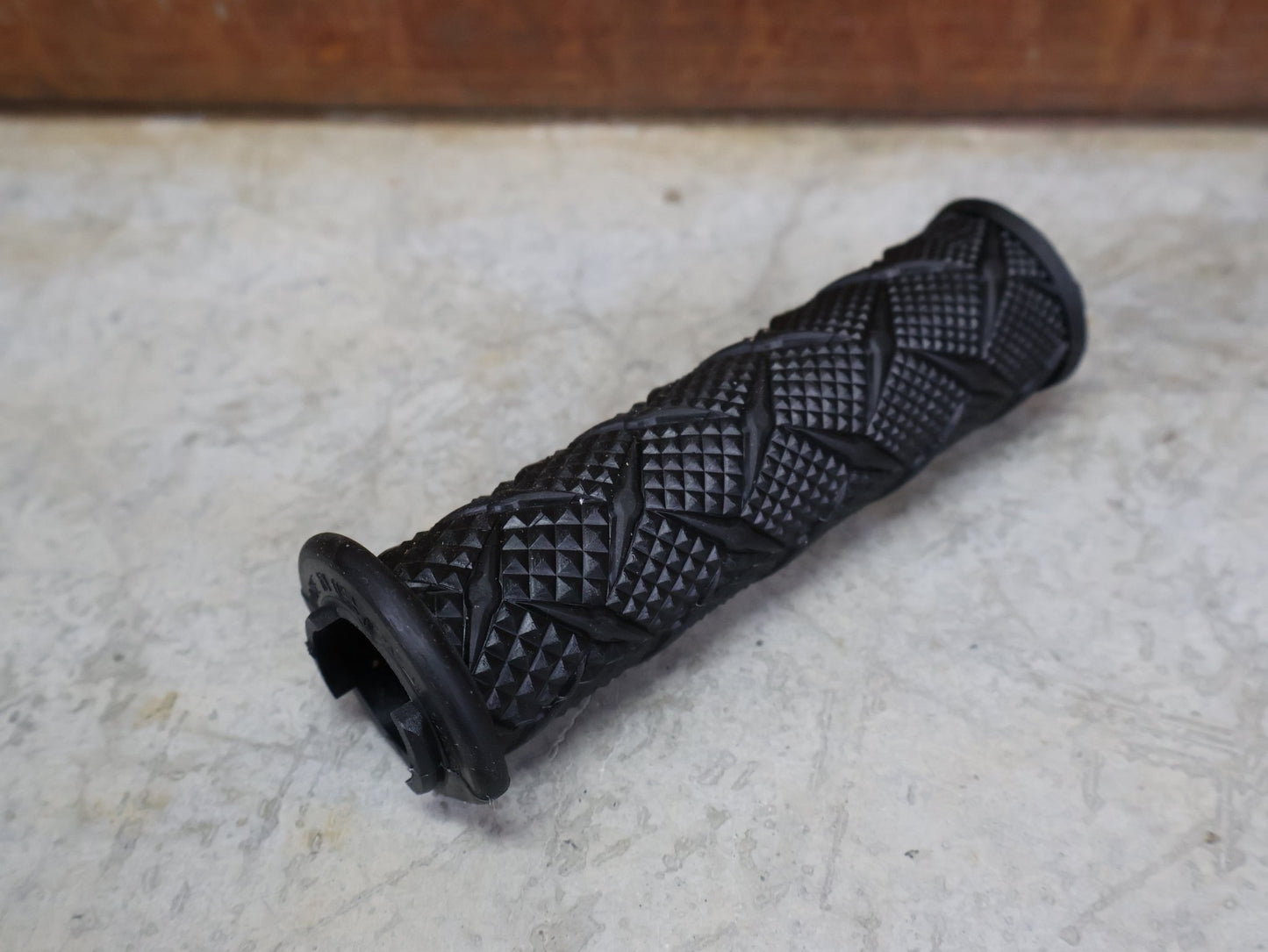 Griffe und Lenkerbänder von Odi, ODI X - TREME LOCK - ON GRIPS 130 MM BLACK – D30XTB - B vor USEDBIKES - OB.DE Hintergrund