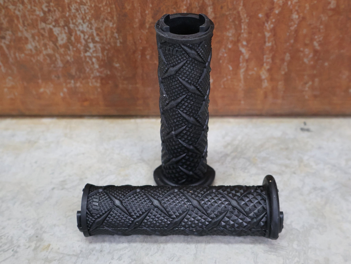 Griffe und Lenkerbänder von Odi, ODI X - TREME LOCK - ON GRIPS 130 MM BLACK – D30XTB - B vor USEDBIKES - OB.DE Hintergrund