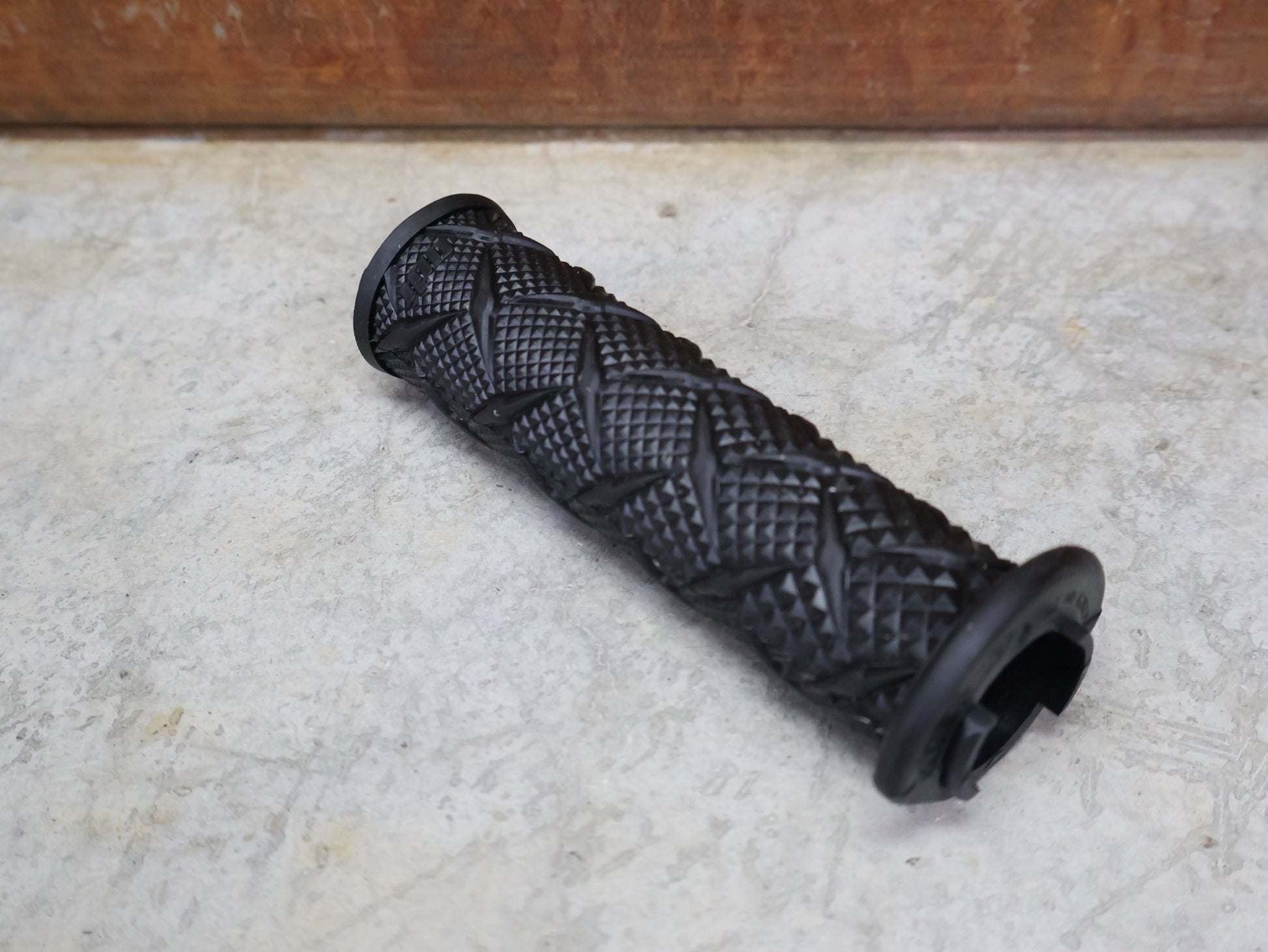 Griffe und Lenkerbänder von Odi, ODI X - TREME LOCK - ON GRIPS 130 MM BLACK – D30XTB - B vor USEDBIKES - OB.DE Hintergrund