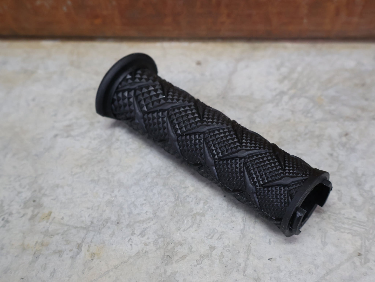 Griffe und Lenkerbänder von Odi, ODI X - TREME LOCK - ON GRIPS 130 MM BLACK – D30XTB - B vor USEDBIKES - OB.DE Hintergrund
