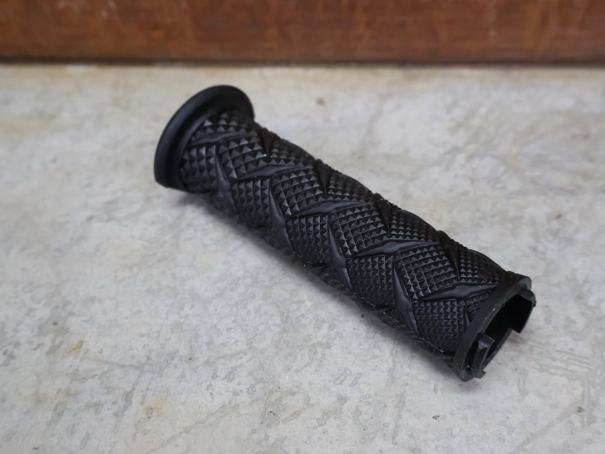Griffe und Lenkerbänder von Odi, ODI X - TREME LOCK - ON GRIPS 130 MM BLACK – D30XTB - B vor USEDBIKES - OB.DE Hintergrund