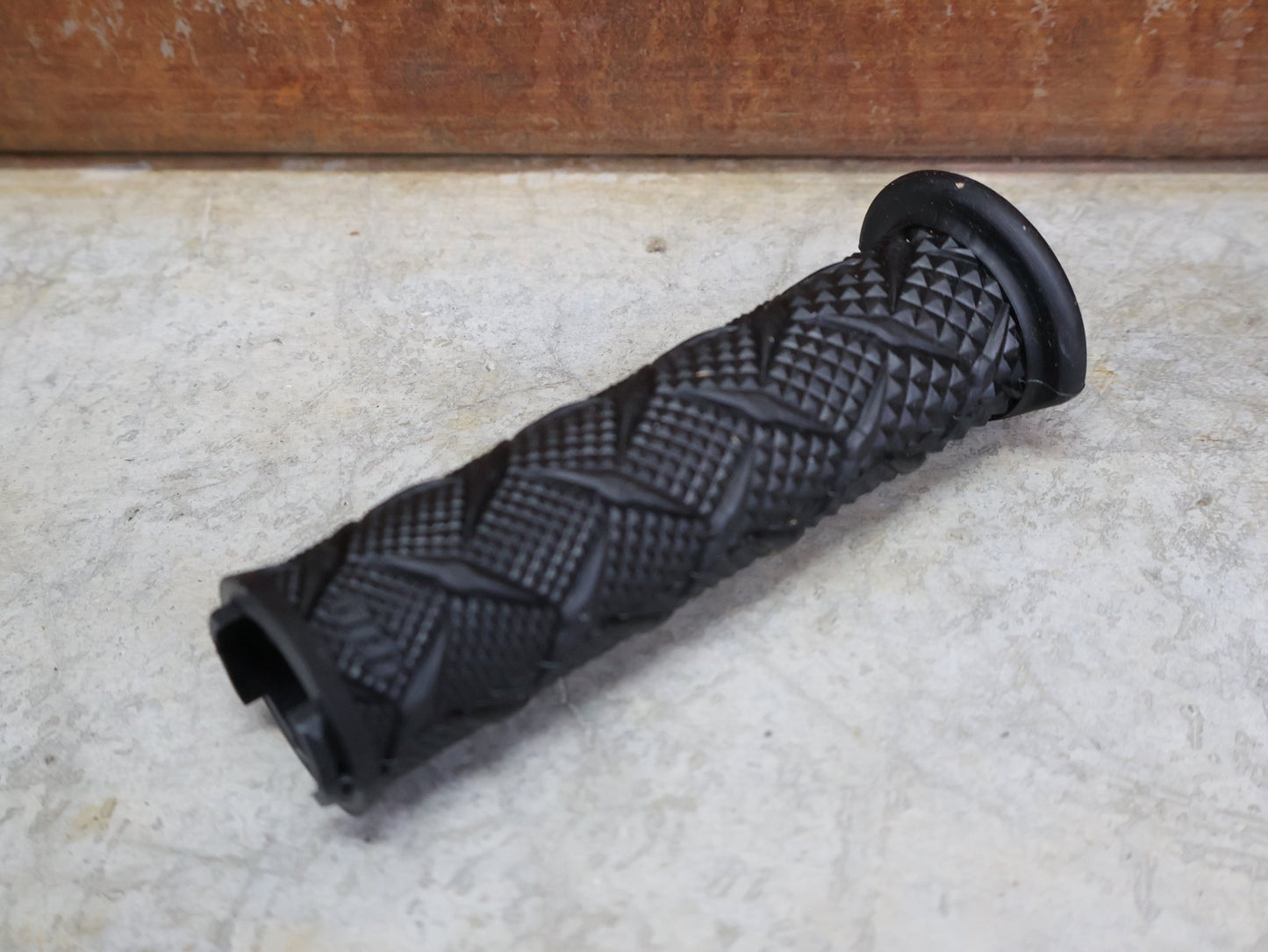 Griffe und Lenkerbänder von Odi, ODI X - TREME LOCK - ON GRIPS 130 MM BLACK – D30XTB - B vor USEDBIKES - OB.DE Hintergrund