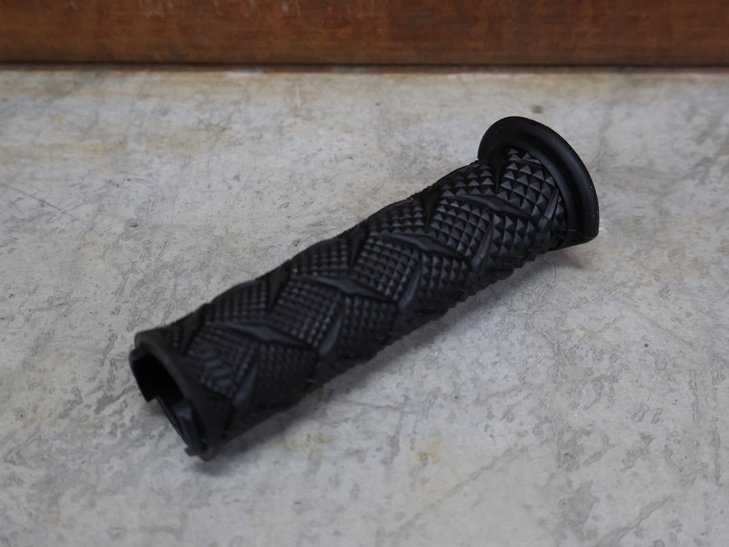 Griffe und Lenkerbänder von Odi, ODI X - TREME LOCK - ON GRIPS 130 MM BLACK / RED CLAMPS – D30XTB - R vor USEDBIKES - OB.DE Hintergrund