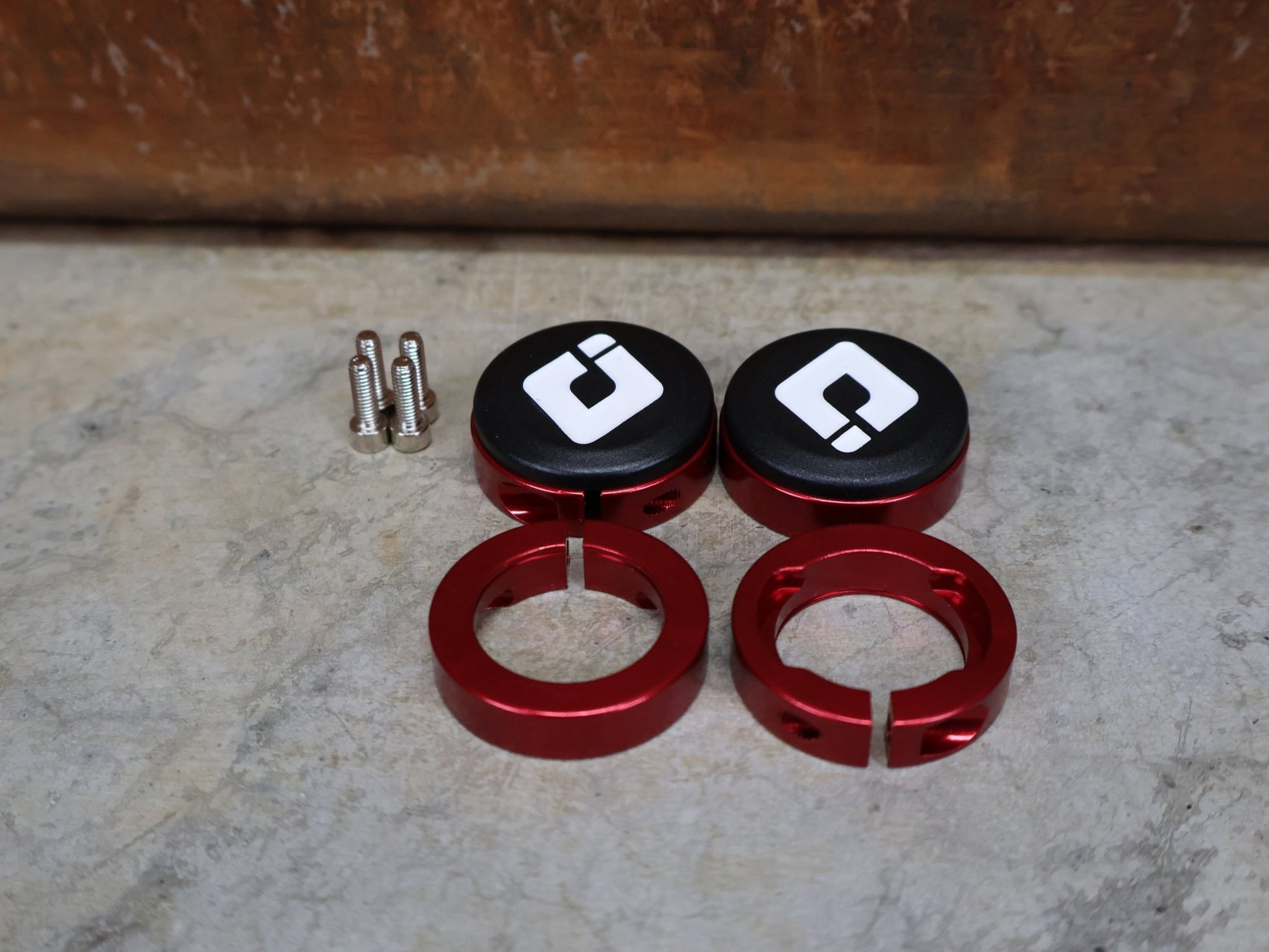 Griffe und Lenkerbänder von Odi, ODI X - TREME LOCK - ON GRIPS 130 MM BLACK / RED CLAMPS – D30XTB - R vor USEDBIKES - OB.DE Hintergrund