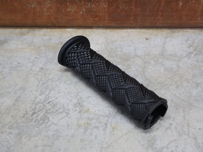 Griffe und Lenkerbänder von Odi, ODI X - TREME LOCK - ON GRIPS 130 MM BLACK / RED CLAMPS – D30XTB - R vor USEDBIKES - OB.DE Hintergrund