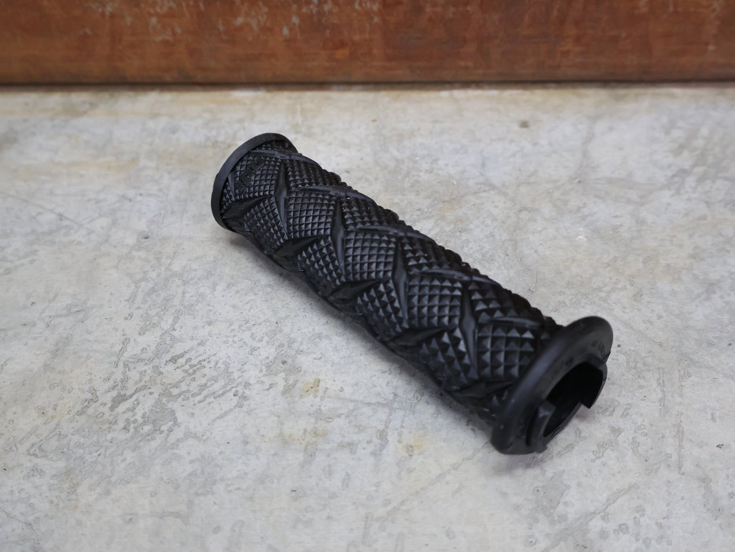 Griffe und Lenkerbänder von Odi, ODI X - TREME LOCK - ON GRIPS 130 MM BLACK / RED CLAMPS – D30XTB - R vor USEDBIKES - OB.DE Hintergrund