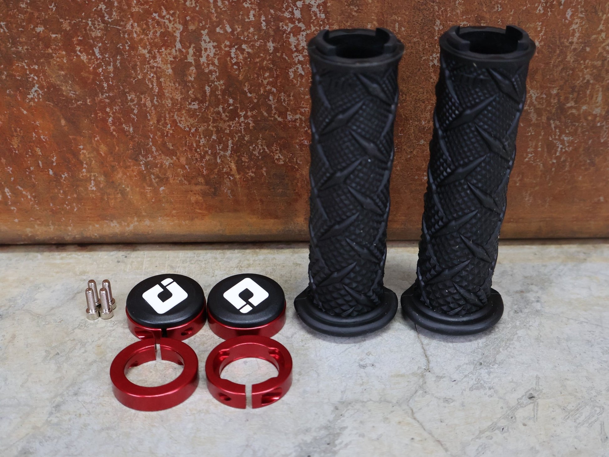 Griffe und Lenkerbänder von Odi, ODI X - TREME LOCK - ON GRIPS 130 MM BLACK / RED CLAMPS – D30XTB - R vor USEDBIKES - OB.DE Hintergrund