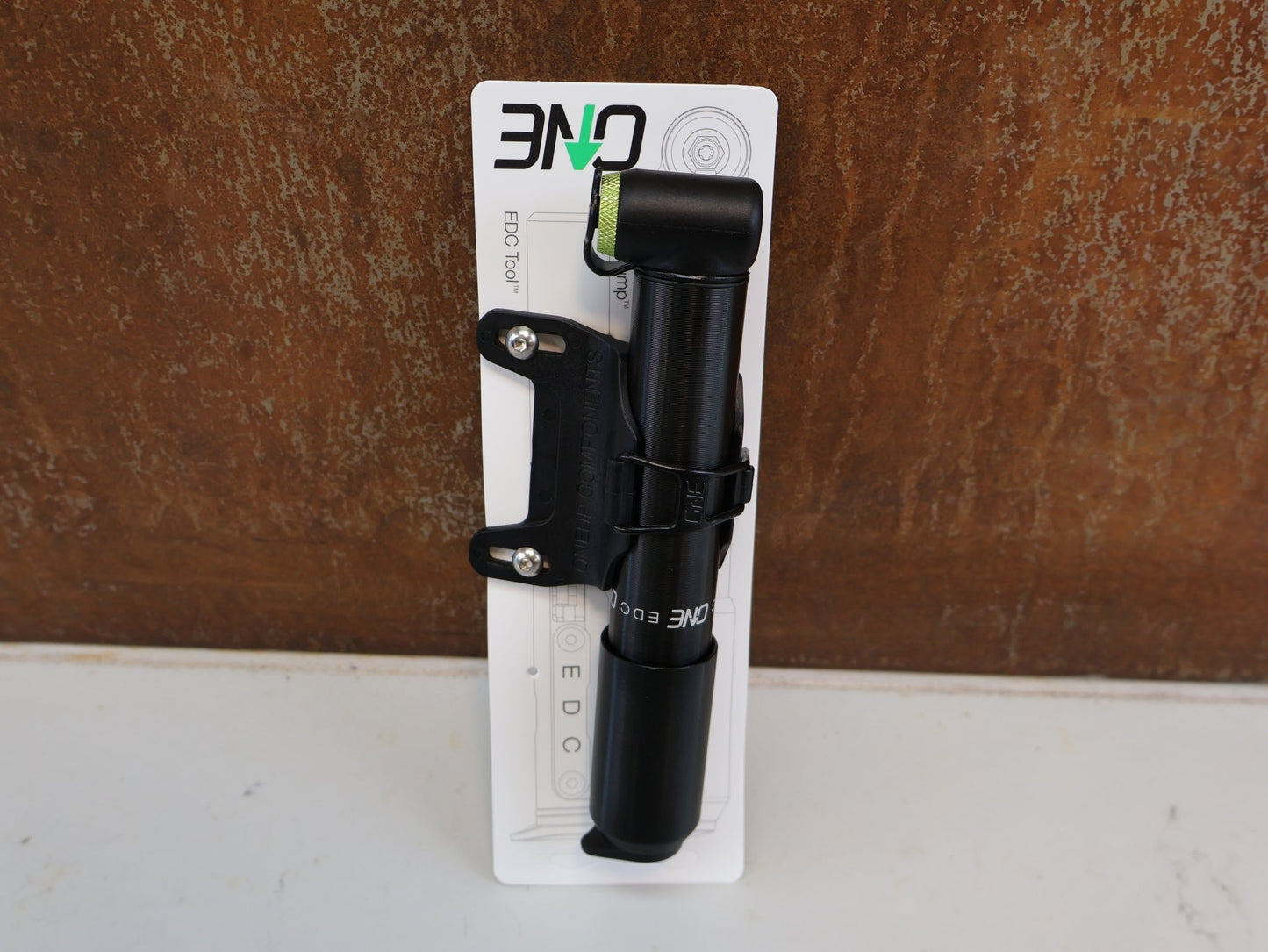 Luftpumpen & Werkzeug von OneUp, ONEUP COMPONENTS EDC PUMP 70CC / MINI FAHRRADPUMPE / MIT CO2 INFLATOR vor USEDBIKES-OB.DE Hintergrund