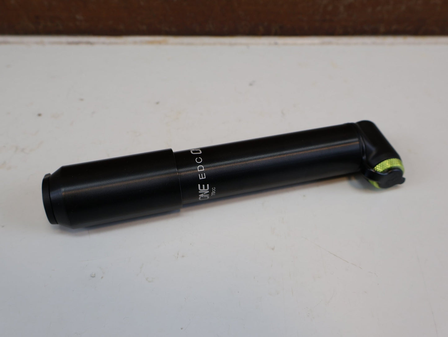 Luftpumpen & Werkzeug von OneUp, ONEUP COMPONENTS EDC PUMP 70CC / MINI FAHRRADPUMPE / MIT CO2 INFLATOR vor USEDBIKES-OB.DE Hintergrund