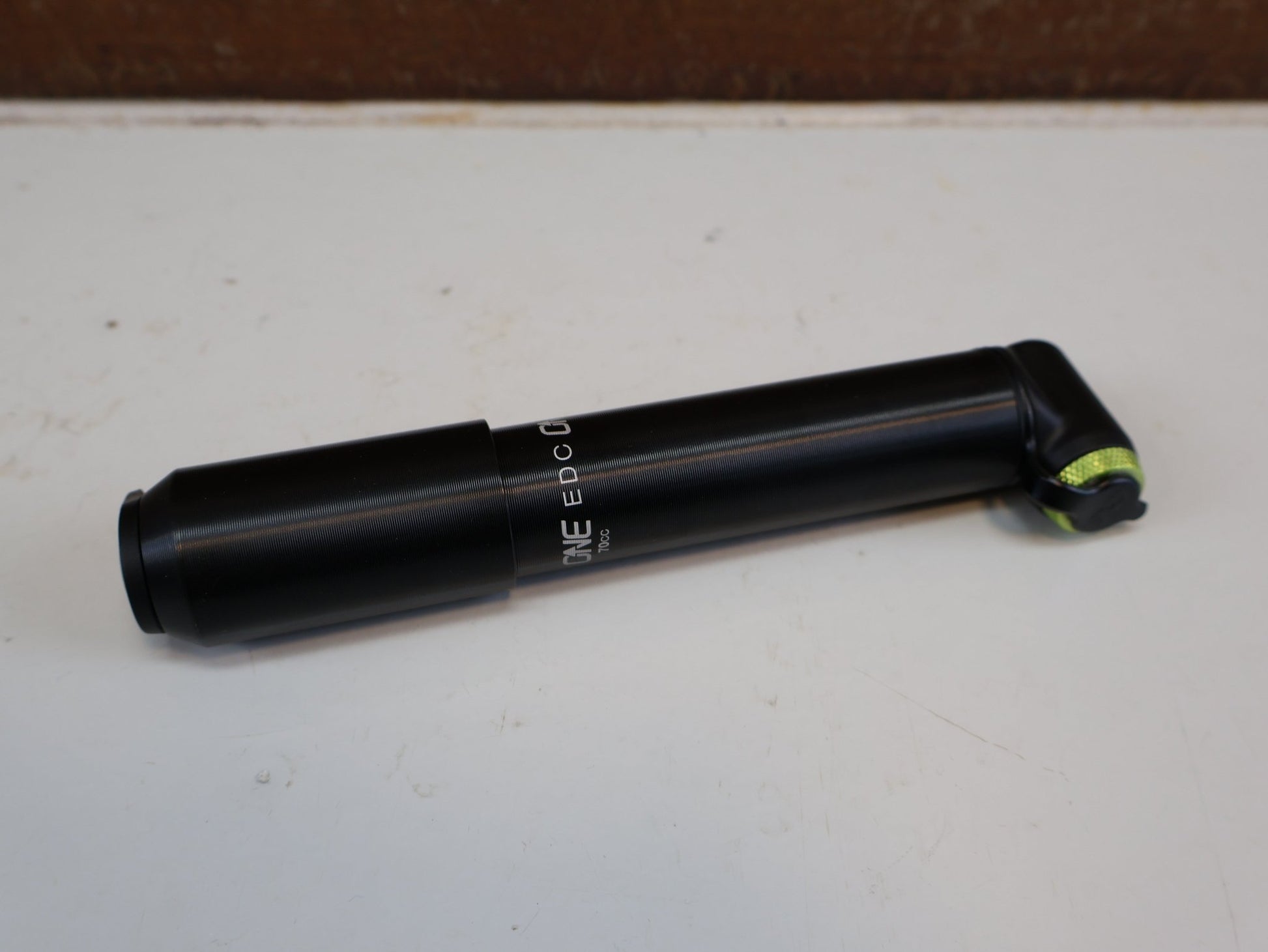 Luftpumpen & Werkzeug von OneUp, ONEUP COMPONENTS EDC PUMP 70CC / MINI FAHRRADPUMPE / MIT CO2 INFLATOR vor USEDBIKES-OB.DE Hintergrund