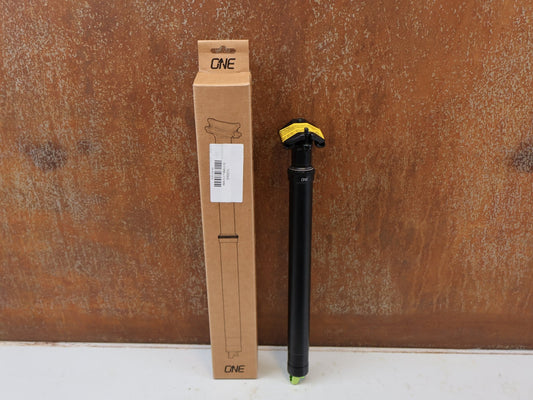 Sattelstütze von OneUp, ONEUP V2 DROPPER POST 30.9MM 210MM VARIOSSATTELSTÜTZE 1C0560 vor USEDBIKES-OB.DE Hintergrund