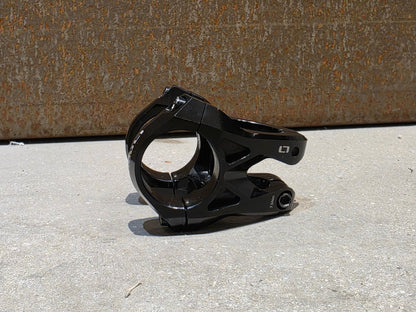 Vorbau von ONOFF, ONOFF COMPONENTS KRYPTON FG 30MM CNC VORBAU 31.8MM vor USEDBIKES - OB.DE Hintergrund