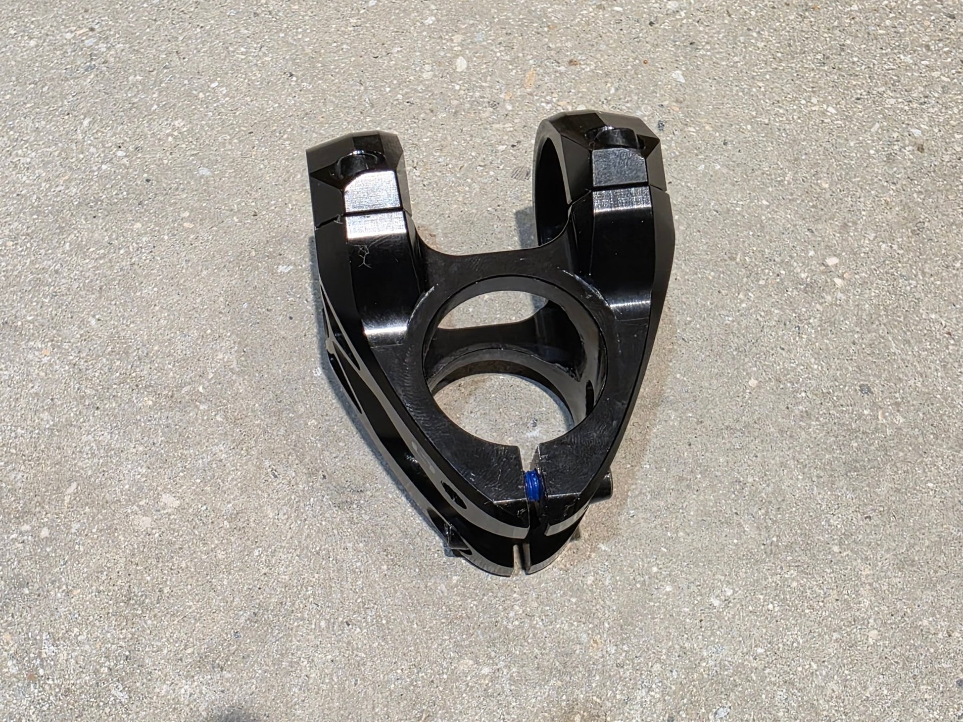 Vorbau von ONOFF, ONOFF COMPONENTS KRYPTON FG 30MM CNC VORBAU 31.8MM vor USEDBIKES - OB.DE Hintergrund