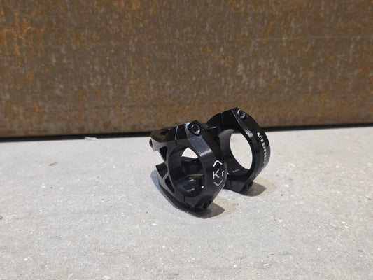 Vorbau von ONOFF, ONOFF COMPONENTS KRYPTON FG 30MM CNC VORBAU 31.8MM vor USEDBIKES - OB.DE Hintergrund