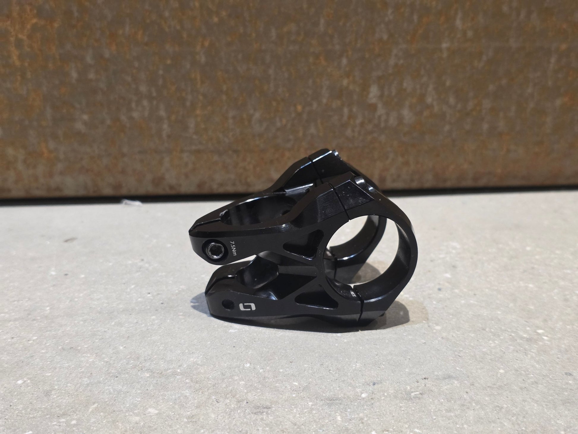 Vorbau von ONOFF, ONOFF COMPONENTS KRYPTON FG 30MM CNC VORBAU 31.8MM vor USEDBIKES - OB.DE Hintergrund