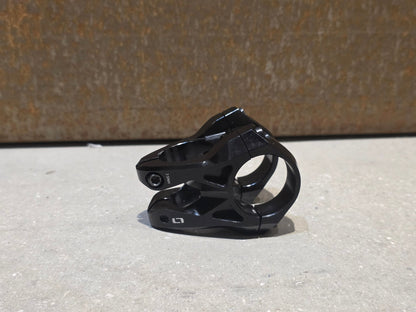 Vorbau von ONOFF, ONOFF COMPONENTS KRYPTON FG 30MM CNC VORBAU 31.8MM vor USEDBIKES - OB.DE Hintergrund