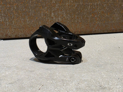 Vorbau von ONOFF, ONOFF COMPONENTS KRYPTON FG 30MM CNC VORBAU 31.8MM vor USEDBIKES - OB.DE Hintergrund