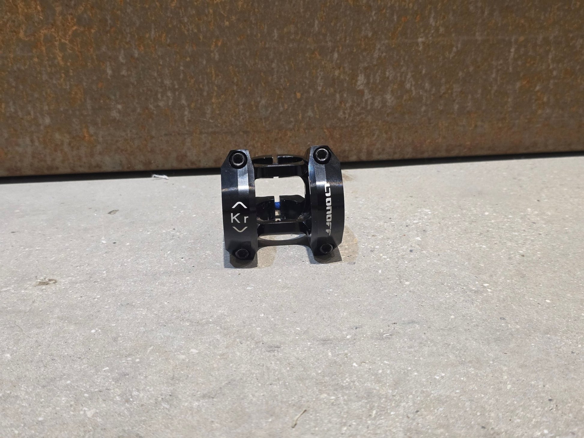 Vorbau von ONOFF, ONOFF COMPONENTS KRYPTON FG 30MM CNC VORBAU 31.8MM vor USEDBIKES - OB.DE Hintergrund