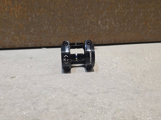Vorbau von ONOFF, ONOFF COMPONENTS KRYPTON FG 30MM CNC VORBAU 31.8MM vor USEDBIKES - OB.DE Hintergrund