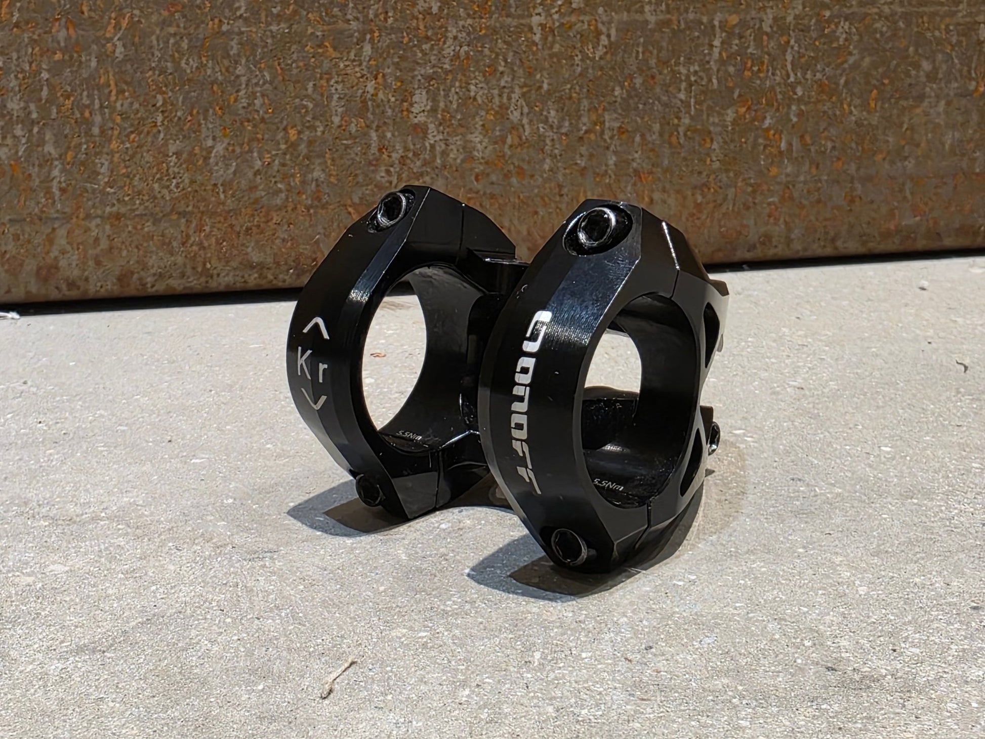 Vorbau von ONOFF, ONOFF COMPONENTS KRYPTON FG 30MM CNC VORBAU 31.8MM vor USEDBIKES - OB.DE Hintergrund