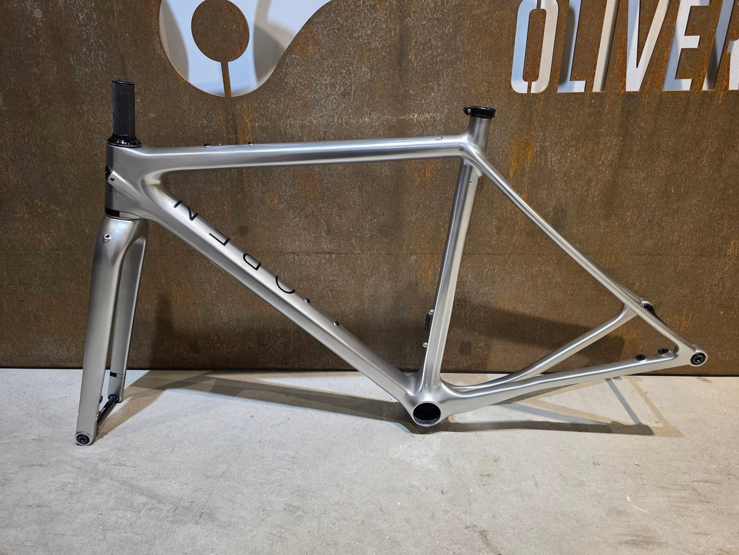 Gravel - /Cyclocrossrahmen von Open, OPEN U.P. FRAMESET / CUSTOMPAINTED / S vor USEDBIKES - OB.DE Hintergrund