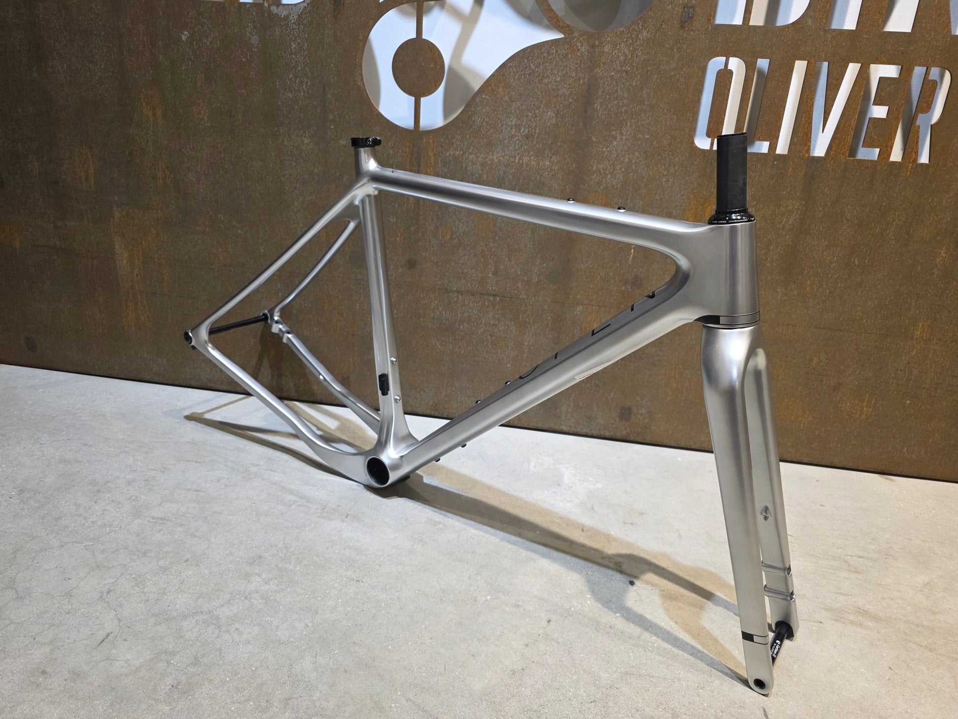 Gravel - /Cyclocrossrahmen von Open, OPEN U.P. FRAMESET / CUSTOMPAINTED / S vor USEDBIKES - OB.DE Hintergrund