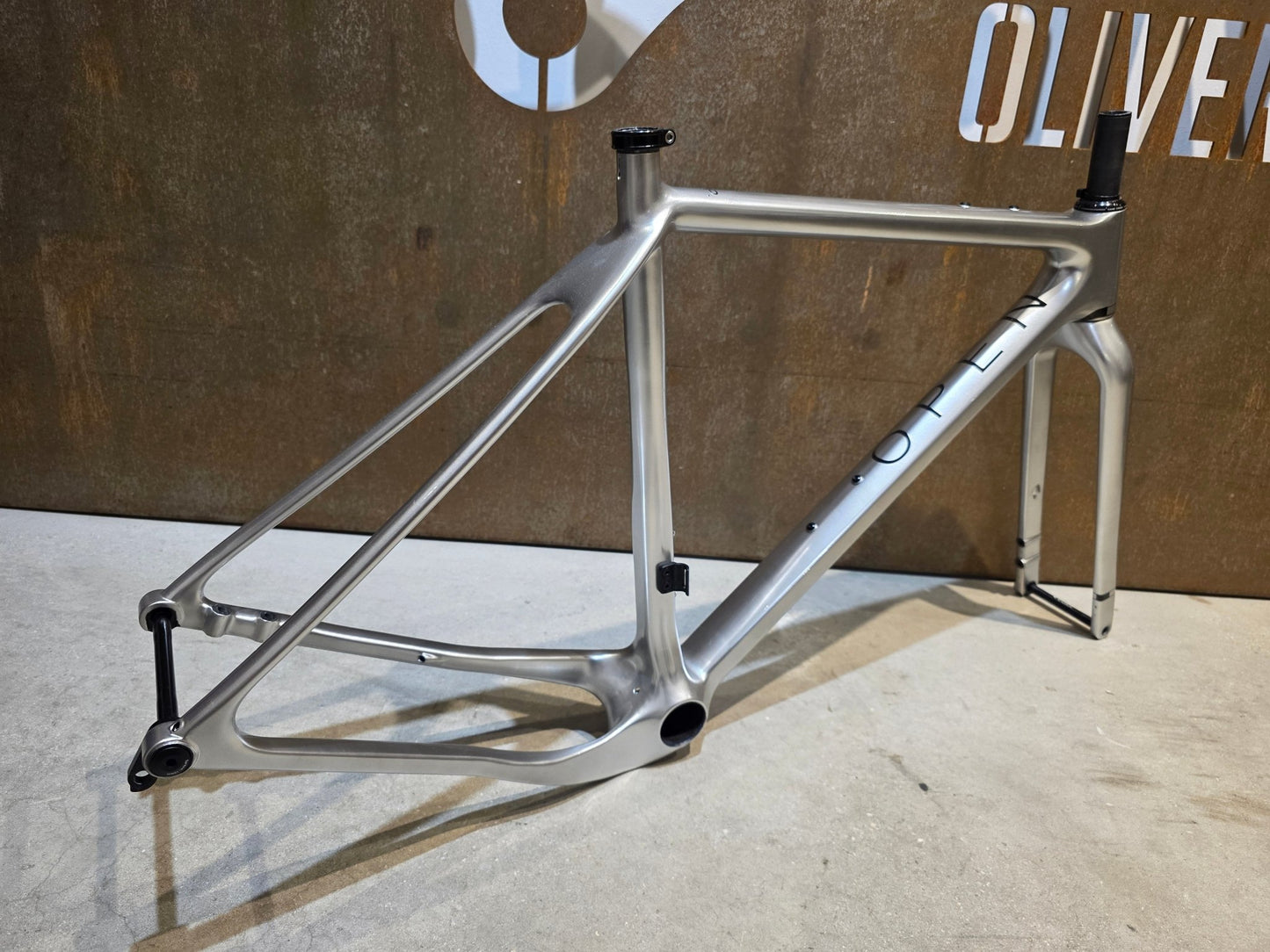 Gravel - /Cyclocrossrahmen von Open, OPEN U.P. FRAMESET / CUSTOMPAINTED / S vor USEDBIKES - OB.DE Hintergrund