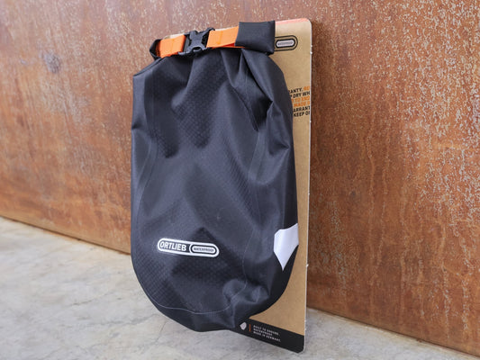 Taschen & Rucksäcke von Ortlieb, ORTLIEB FORK - PACK GABELTASCHE / 4.1L / QUICK - LOCK S / MATT SCHWARZ / 290G vor USEDBIKES - OB.DE Hintergrund