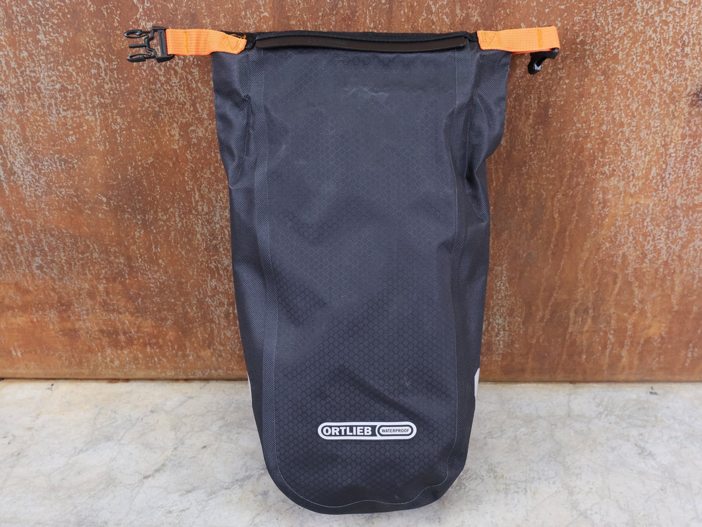 Taschen & Rucksäcke von Ortlieb, ORTLIEB FORK - PACK GABELTASCHE / 4.1L / QUICK - LOCK S / MATT SCHWARZ / 290G vor USEDBIKES - OB.DE Hintergrund