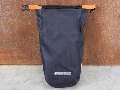 Taschen & Rucksäcke von Ortlieb, ORTLIEB FORK - PACK GABELTASCHE / 4.1L / QUICK - LOCK S / MATT SCHWARZ / 290G vor USEDBIKES - OB.DE Hintergrund