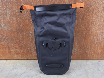 Taschen & Rucksäcke von Ortlieb, ORTLIEB FORK - PACK GABELTASCHE / 4.1L / QUICK - LOCK S / MATT SCHWARZ / 290G vor USEDBIKES - OB.DE Hintergrund
