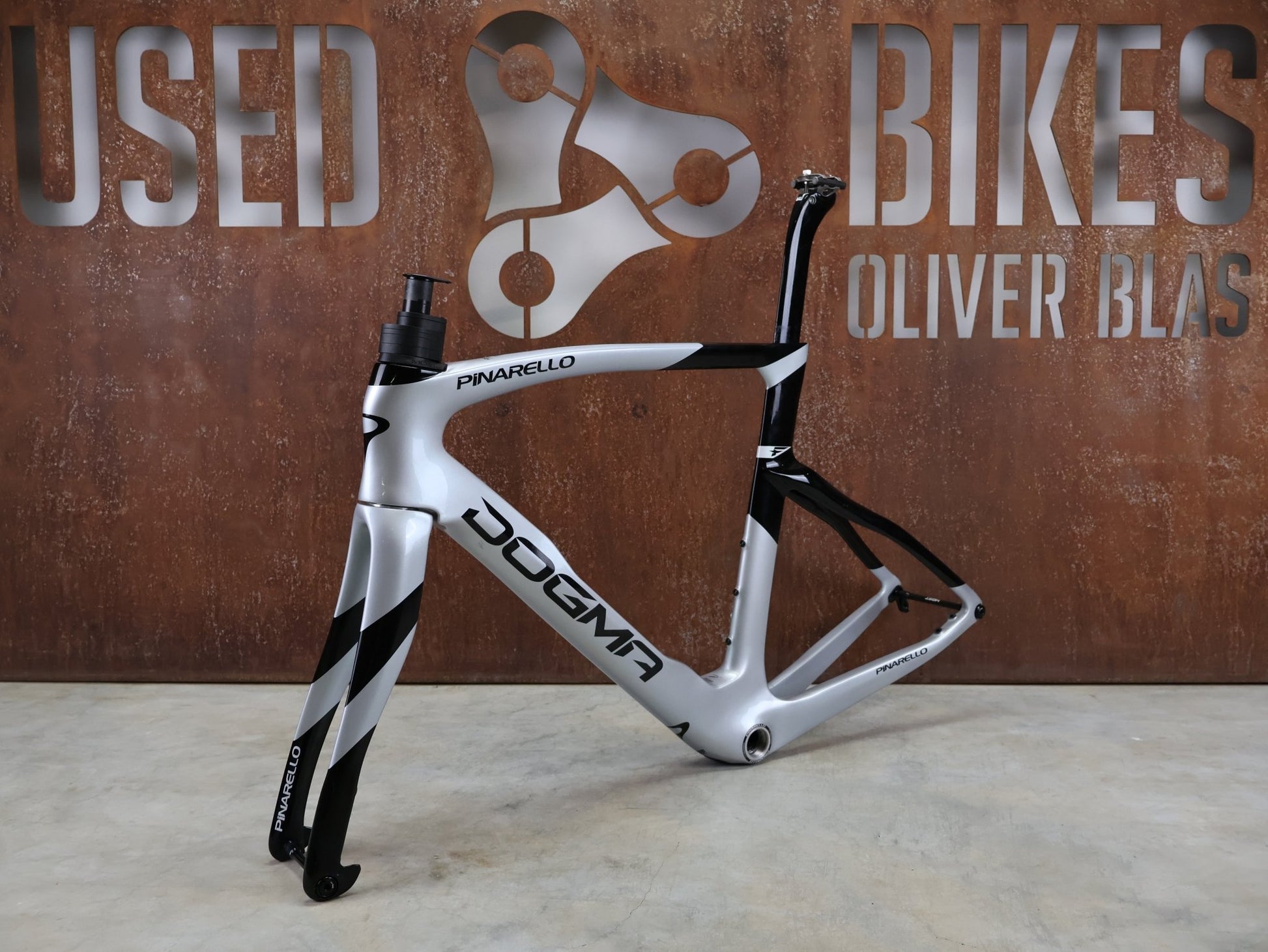 Rennradrahmen von Pinarello, PINARELLO DOGMA F RAHMENSET / SPEEDSTER SILVER / DISC / 55CM vor USEDBIKES - OB.DE Hintergrund