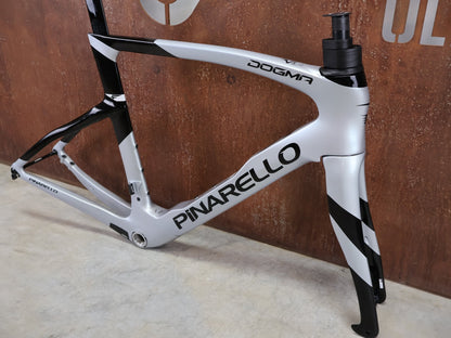 Rennradrahmen von Pinarello, PINARELLO DOGMA F RAHMENSET / SPEEDSTER SILVER / DISC / 55CM vor USEDBIKES - OB.DE Hintergrund