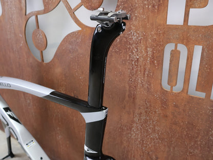 Rennradrahmen von Pinarello, PINARELLO DOGMA F RAHMENSET / SPEEDSTER SILVER / DISC / 55CM vor USEDBIKES - OB.DE Hintergrund