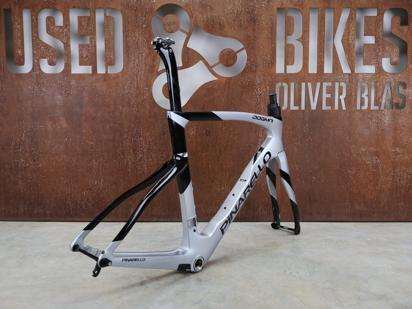 Rennradrahmen von Pinarello, PINARELLO DOGMA F RAHMENSET / SPEEDSTER SILVER / DISC / 55CM vor USEDBIKES - OB.DE Hintergrund
