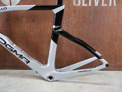 Rennradrahmen von Pinarello, PINARELLO DOGMA F RAHMENSET / SPEEDSTER SILVER / DISC / 55CM vor USEDBIKES - OB.DE Hintergrund
