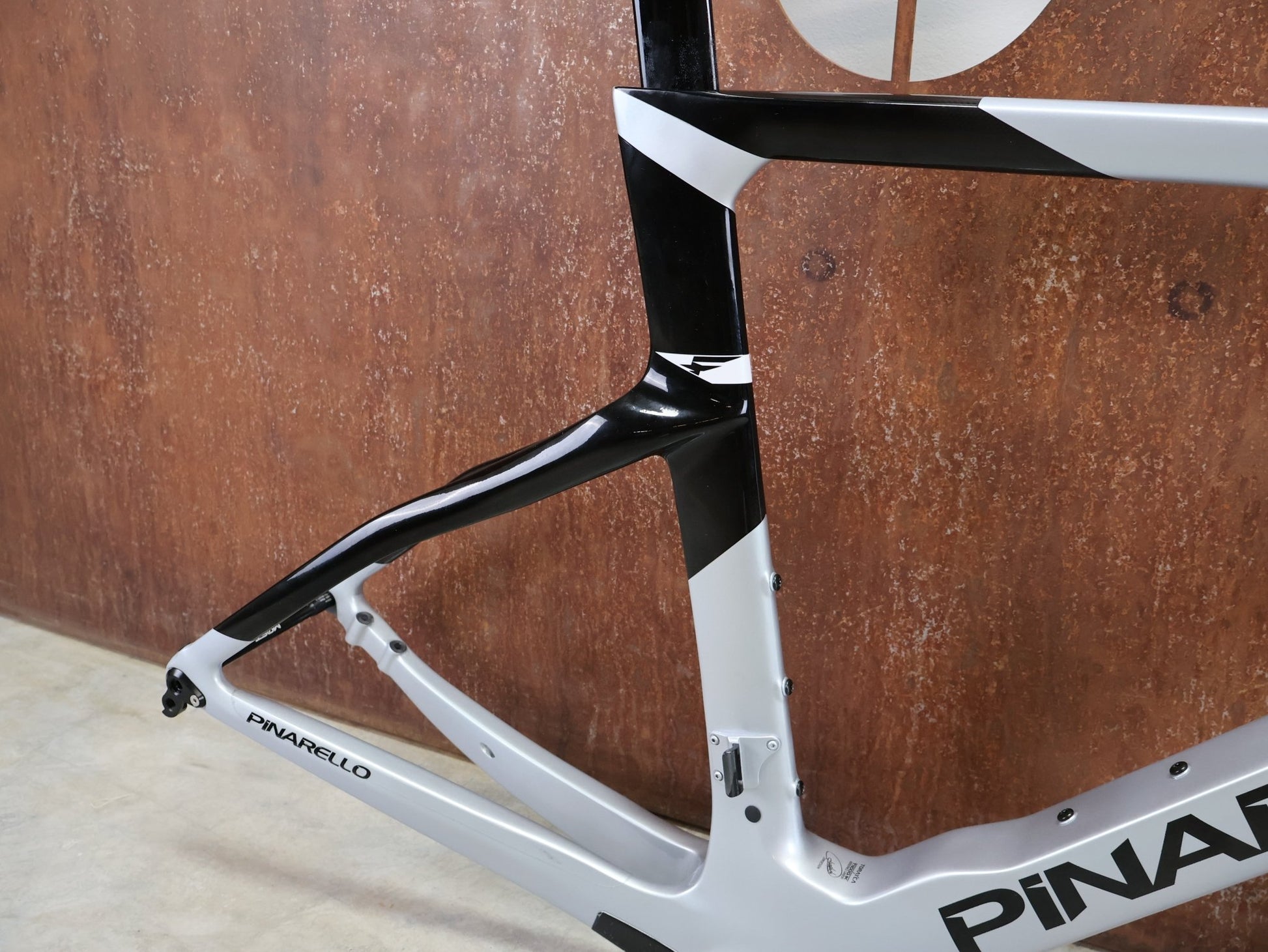 Rennradrahmen von Pinarello, PINARELLO DOGMA F RAHMENSET / SPEEDSTER SILVER / DISC / 55CM vor USEDBIKES - OB.DE Hintergrund