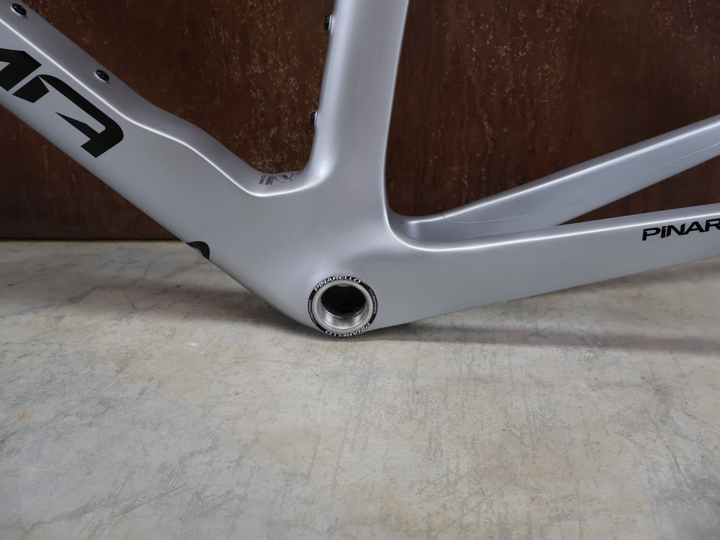 Rennradrahmen von Pinarello, PINARELLO DOGMA F RAHMENSET / SPEEDSTER SILVER / DISC / 55CM vor USEDBIKES - OB.DE Hintergrund