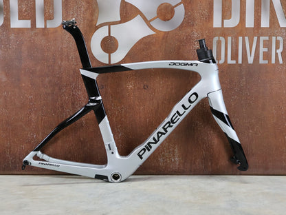Rennradrahmen von Pinarello, PINARELLO DOGMA F RAHMENSET / SPEEDSTER SILVER / DISC / 55CM vor USEDBIKES - OB.DE Hintergrund