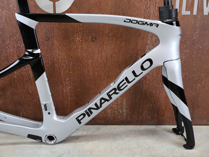 Rennradrahmen von Pinarello, PINARELLO DOGMA F RAHMENSET / SPEEDSTER SILVER / DISC / 55CM vor USEDBIKES - OB.DE Hintergrund