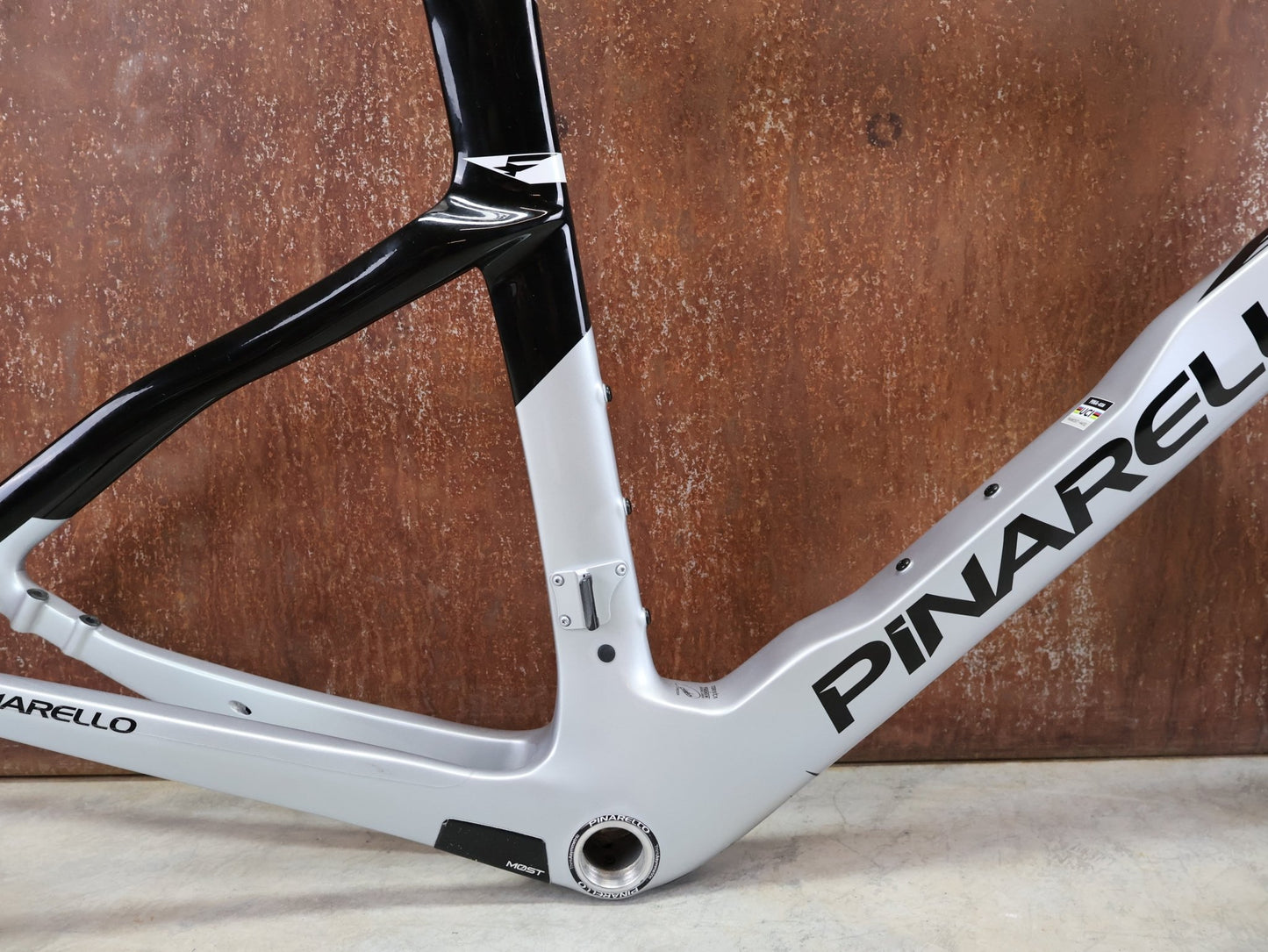 Rennradrahmen von Pinarello, PINARELLO DOGMA F RAHMENSET / SPEEDSTER SILVER / DISC / 55CM vor USEDBIKES - OB.DE Hintergrund