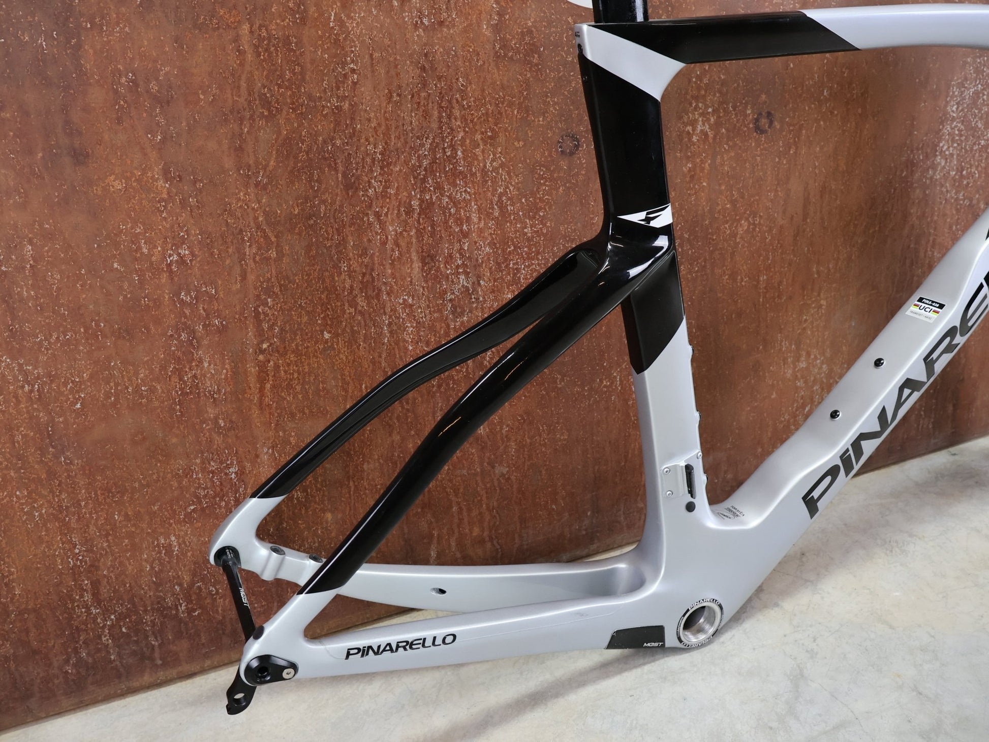 Rennradrahmen von Pinarello, PINARELLO DOGMA F RAHMENSET / SPEEDSTER SILVER / DISC / 55CM vor USEDBIKES - OB.DE Hintergrund