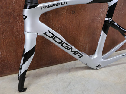 Rennradrahmen von Pinarello, PINARELLO DOGMA F RAHMENSET / SPEEDSTER SILVER / DISC / 55CM vor USEDBIKES - OB.DE Hintergrund