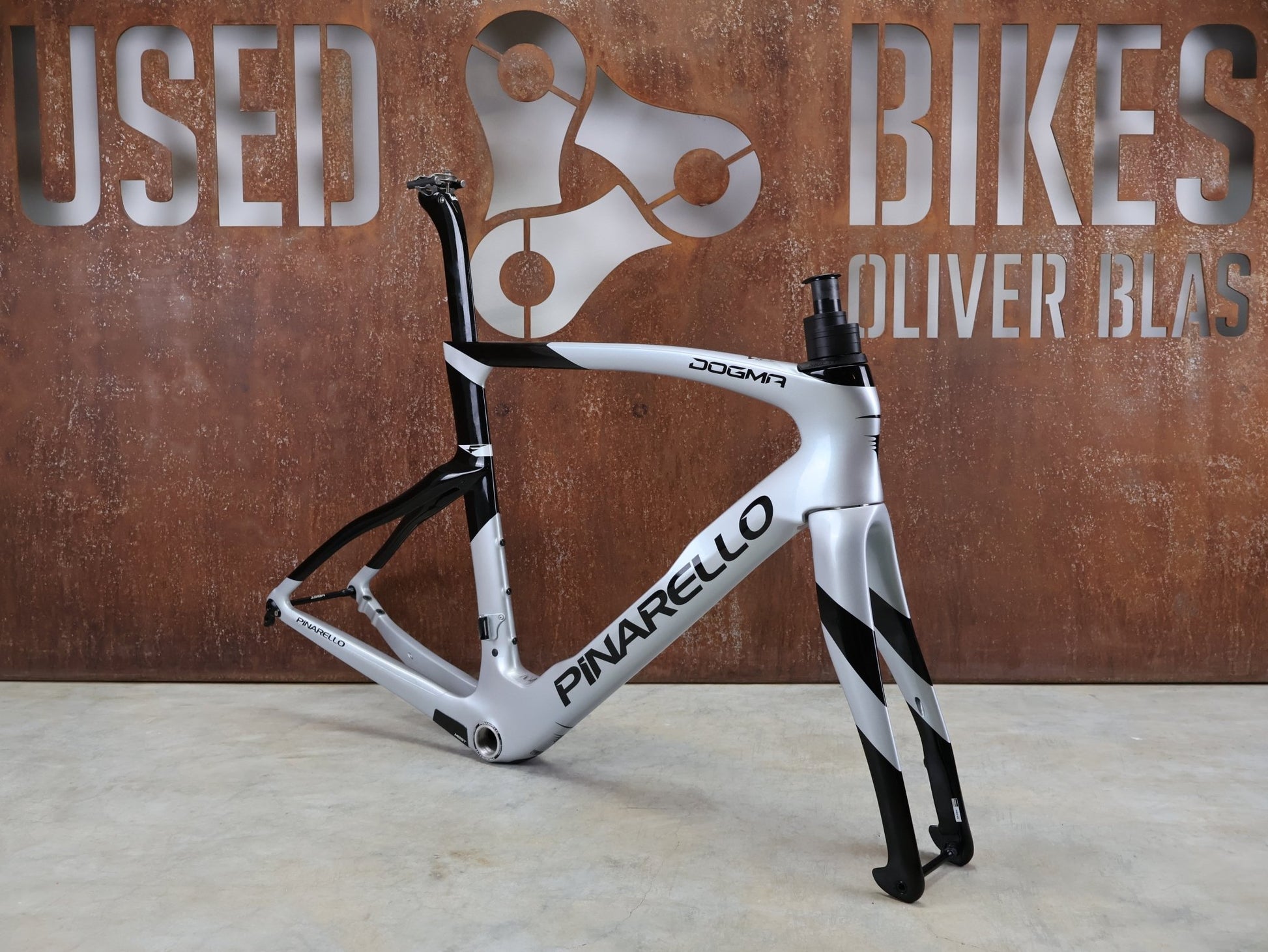 Rennradrahmen von Pinarello, PINARELLO DOGMA F RAHMENSET / SPEEDSTER SILVER / DISC / 55CM vor USEDBIKES - OB.DE Hintergrund