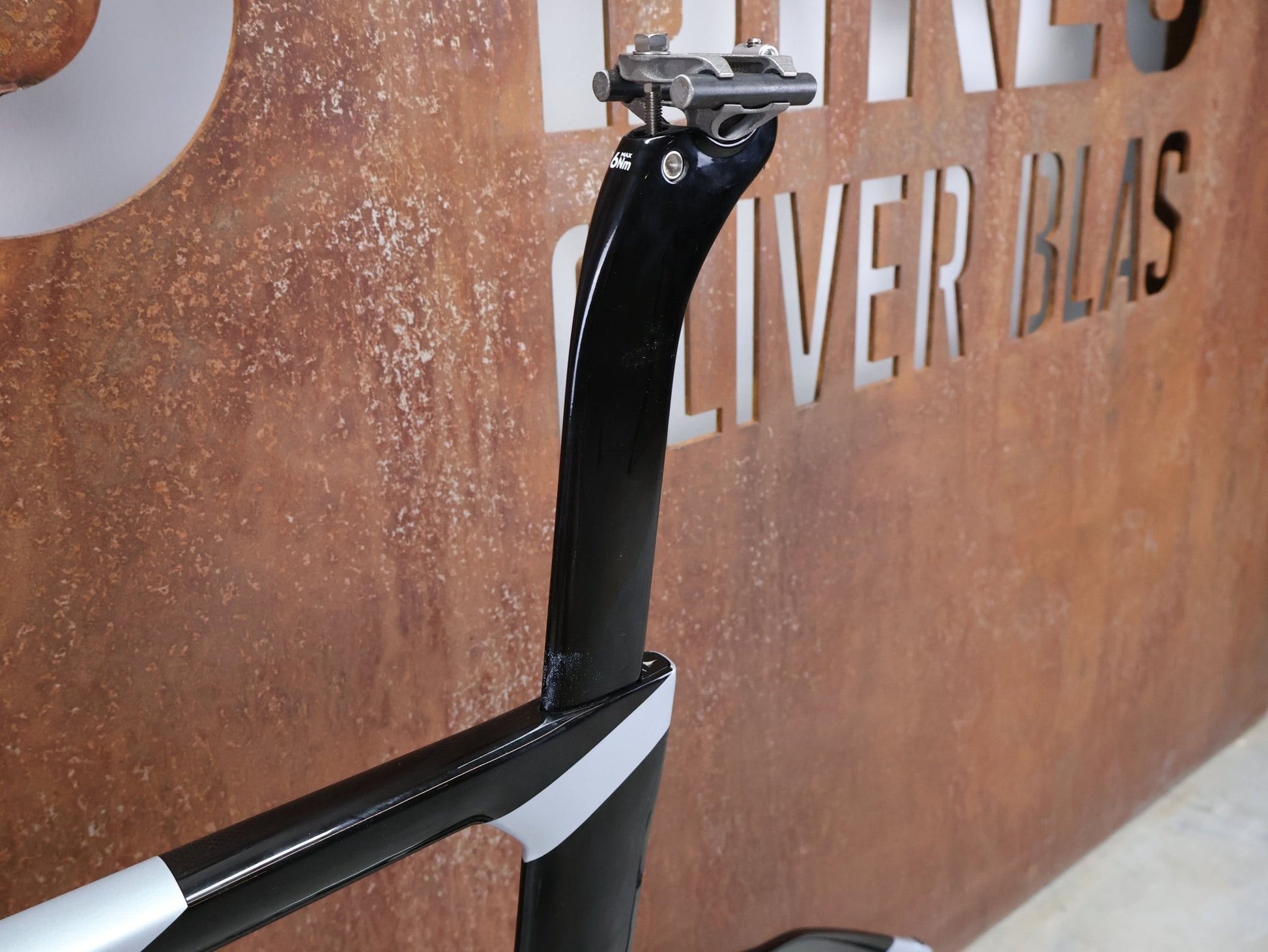 Rennradrahmen von Pinarello, PINARELLO DOGMA F RAHMENSET / SPEEDSTER SILVER / DISC / 55CM vor USEDBIKES - OB.DE Hintergrund